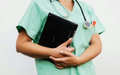 Komplety medyczne a komfort pracy personelu – jak odzież wpływa na efektywność w placówkach ochrony zdrowia